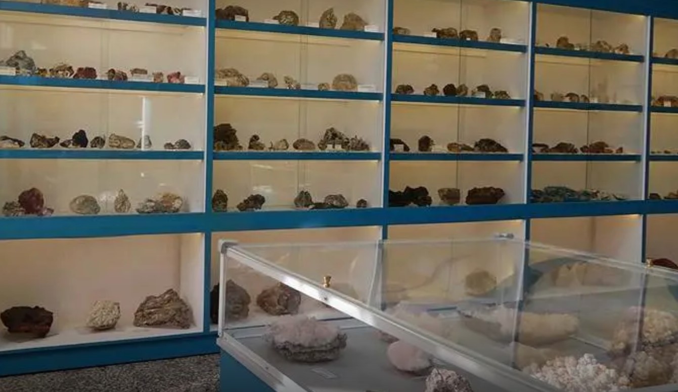 Museo de Minerales y Rocas del Norte de Grecia - Folklore de Vrasna